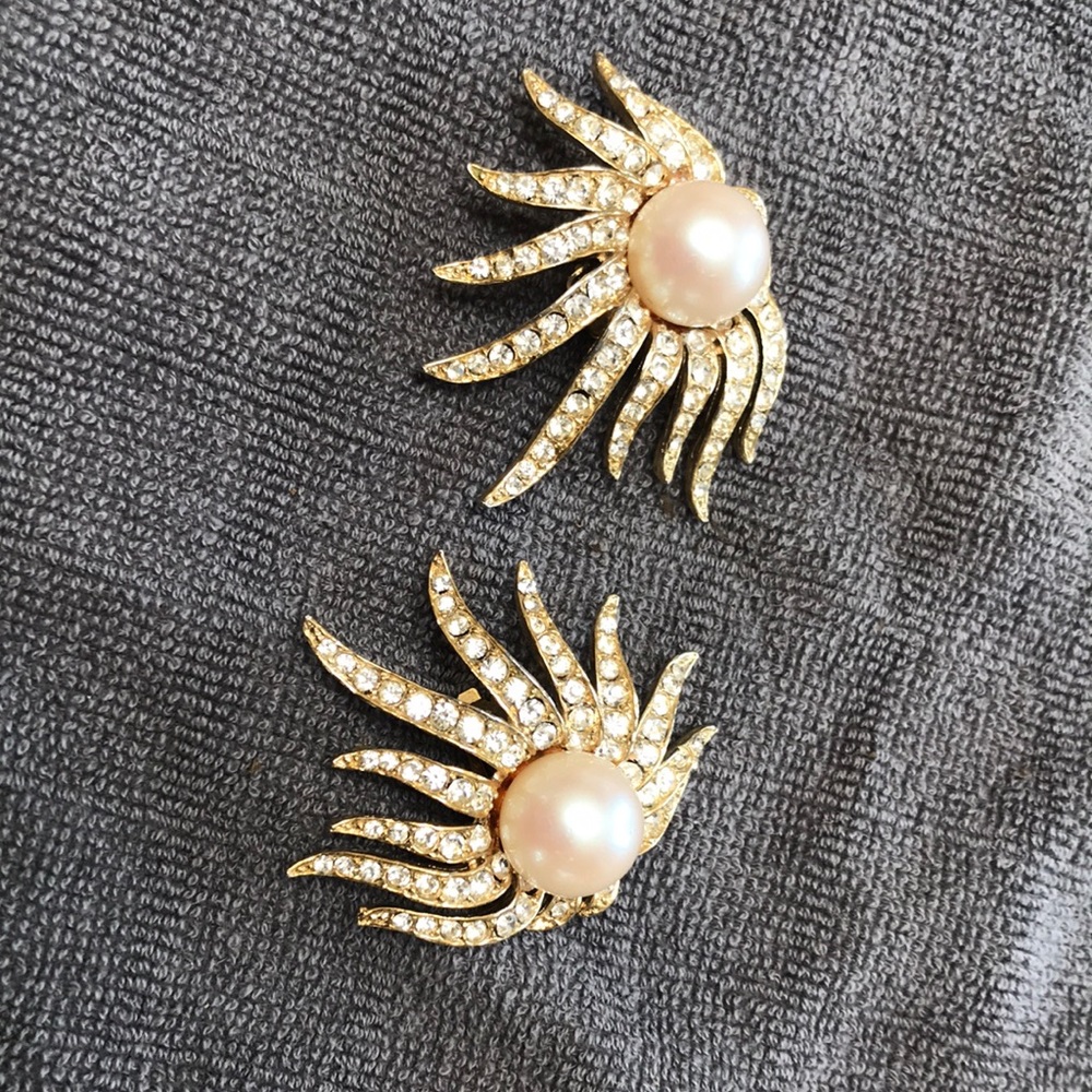 White pearl with rhinestones in good setting. 2x2